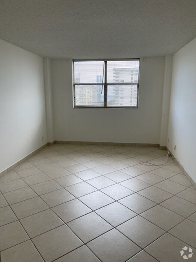 Building Photo - Sunny Isles Condo $2200