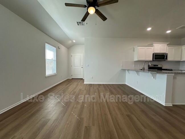 Photo - 11500 Mackenzie Wy