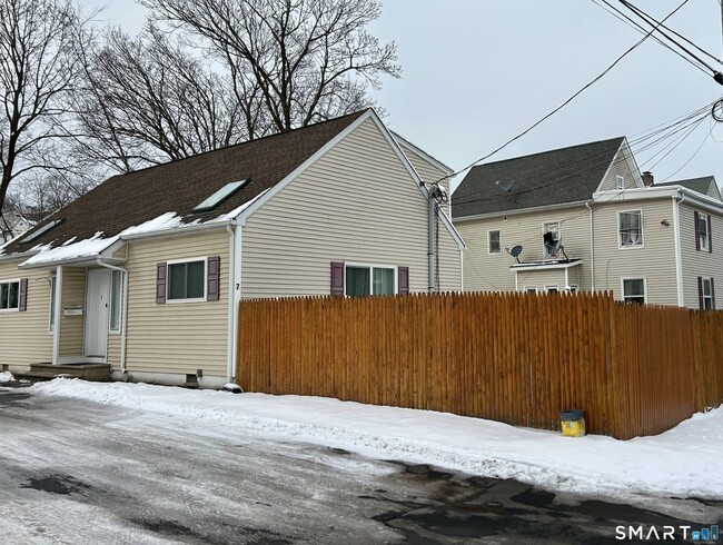 Building Photo - 7 Linden Pl Unit 1