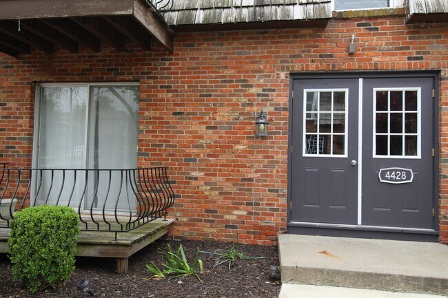 Photo - May FREE On This 2 Bedroom 1 Bath Apartment In The West Plaza Area Unit #1