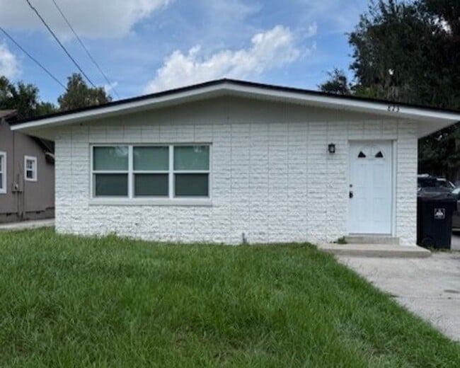 Building Photo - 2 Bed 1 Bath Duplex in Orlando for Rent Rental
