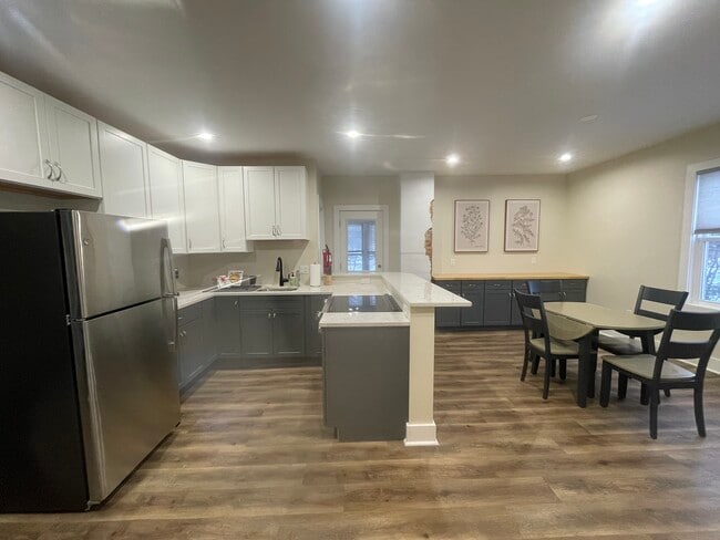 Cocina de LR - 151 E Allen St Unidad D