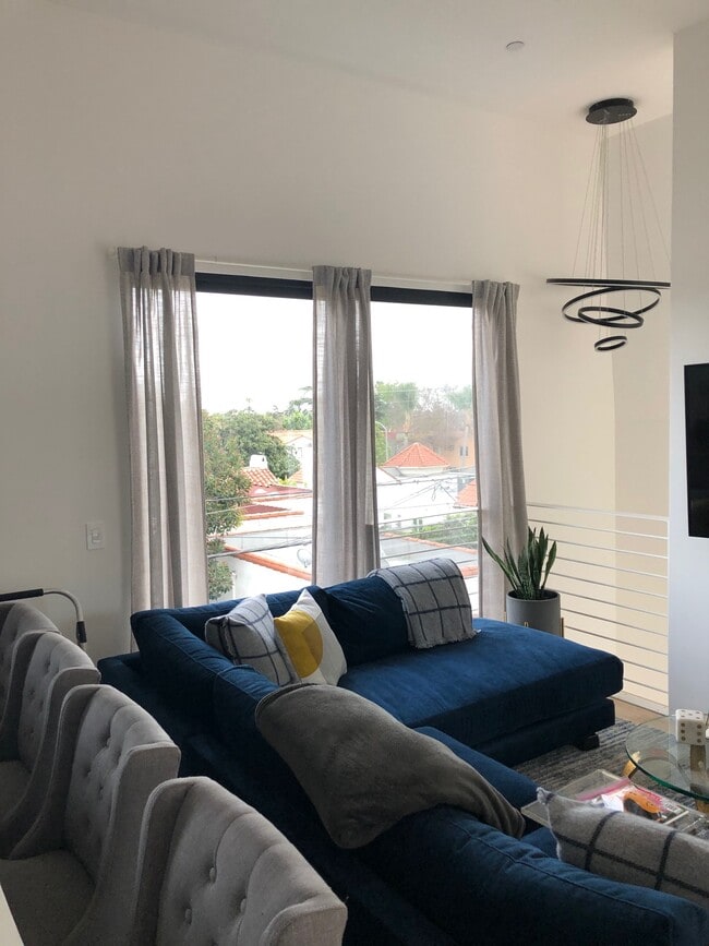 Ventanas de la sala de estar - 1282 S Cloverdale Ave