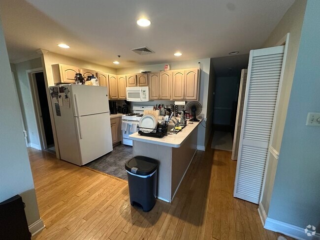 Building Photo - 711 Clinton St Unit 4F Rental