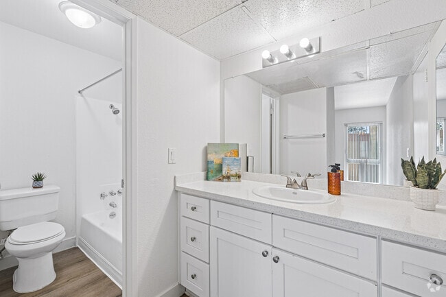 2 habitaciones, 2 baños - 880 pies cuadrados - Baño - Kingswood Village Unidad 137