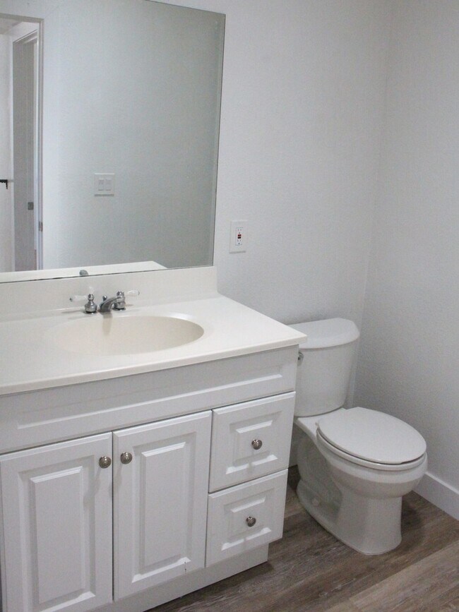 Photo - 2 bedroom, 1.5 bath townhouse - Take a Look!