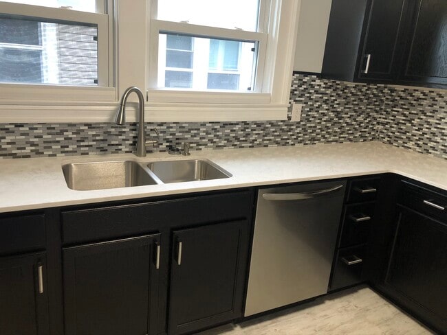 Kitchen - 81 Lincoln Blvd Unit 2