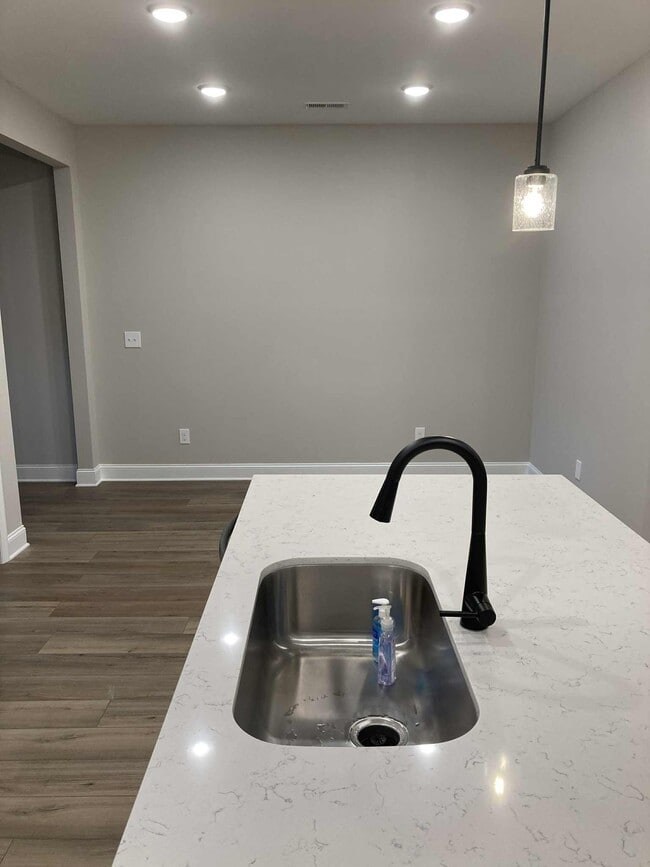 Photo - 434 Ronnie Drive SE