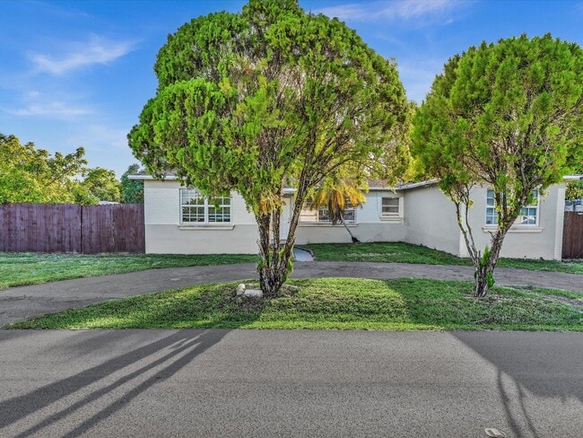 Photo - 700 SW 5th Ct