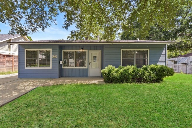 Building Photo - Charming 3-Bedroom Home with Detached Gara...