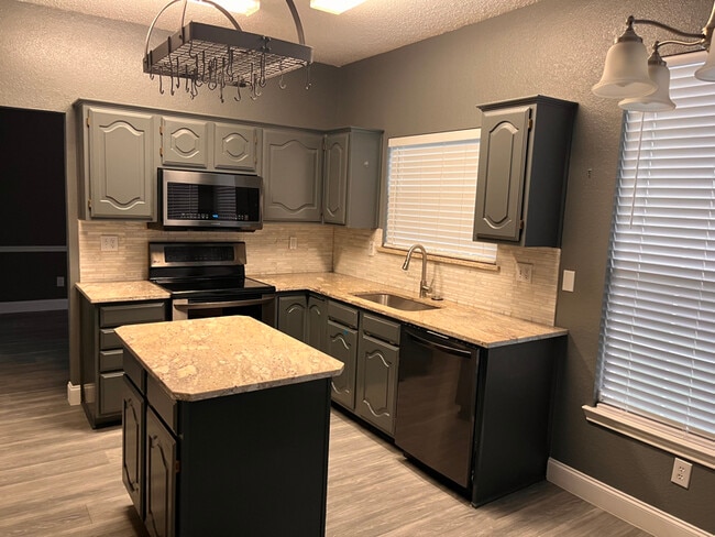 Photo - 18528 Shadow Ridge Dr