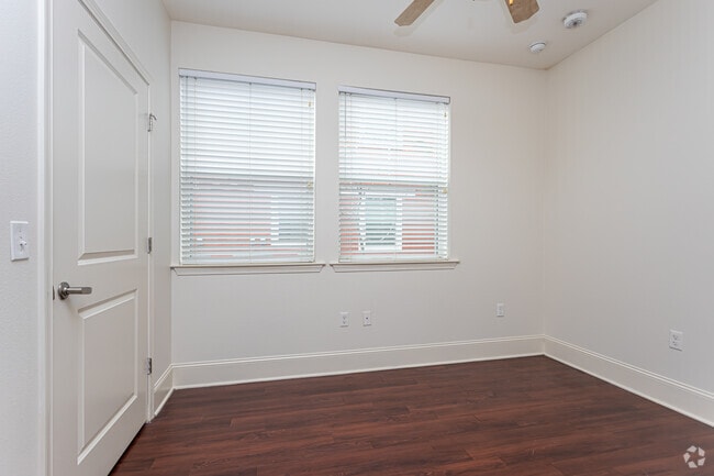2BR, 2BA - 1,056SF