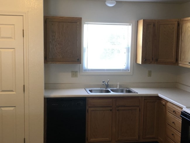 Kitchen - 15130 Sprucevale Rd Unit 1