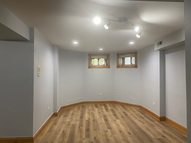 Photo - 4619 S Prairie Ave