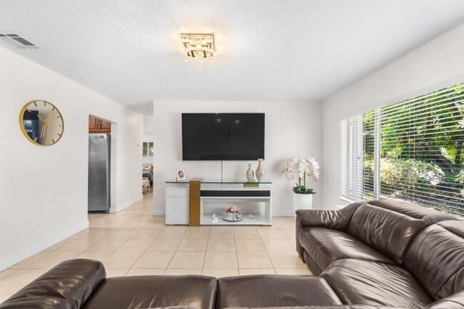 Photo - 795 SE 17th St