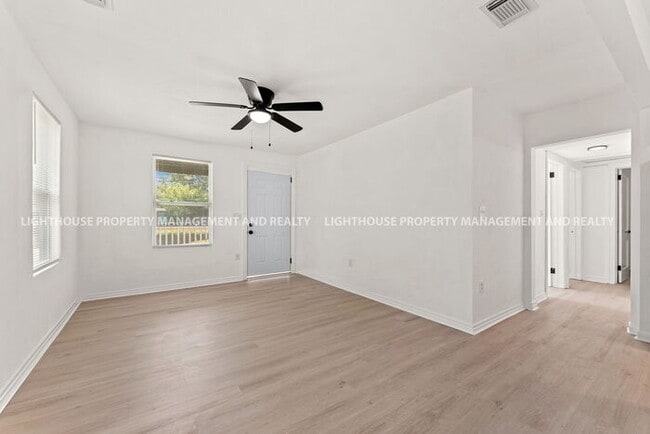 Photo - 3 bed/1 bath home in Grand Park