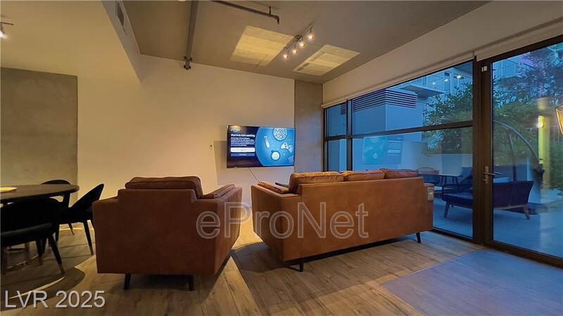 Photo - 353 E Bonneville Ave Unidad 718 - 1