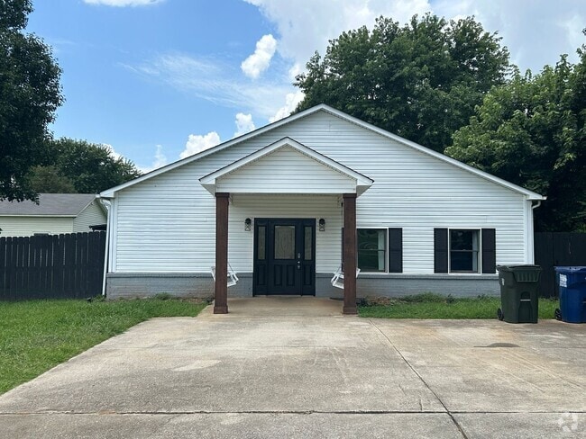 Building Photo - Charming 3 Bedroom, 1 Bath Home – 1,440 Sq...