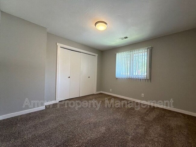 Photo - 440 Moffitt St Unit 2