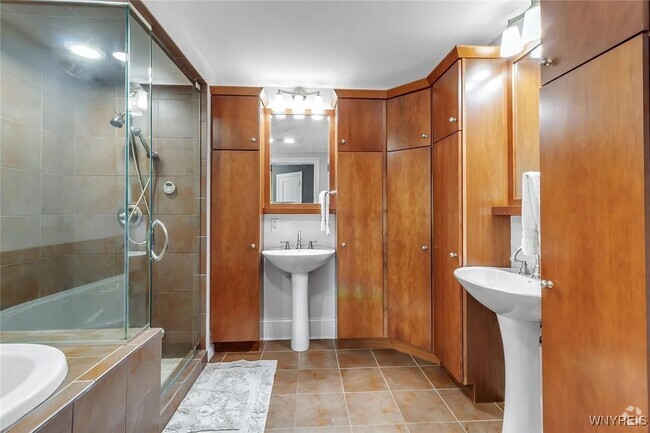 Building Photo - 132 Lakefront Blvd Rental