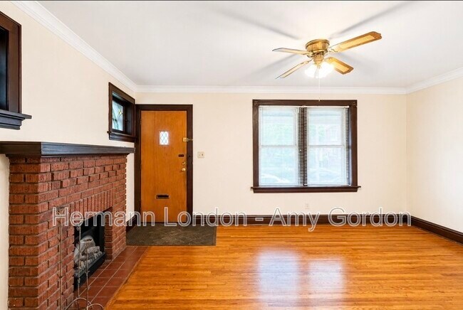 Photo - 5046 Winona Ave Unit #B
