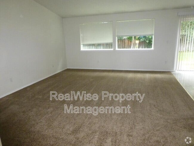 Building Photo - 737 NE Nickernut Ave Rental