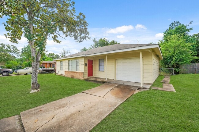 Building Photo - 5830 Glenhurst Dr Rental
