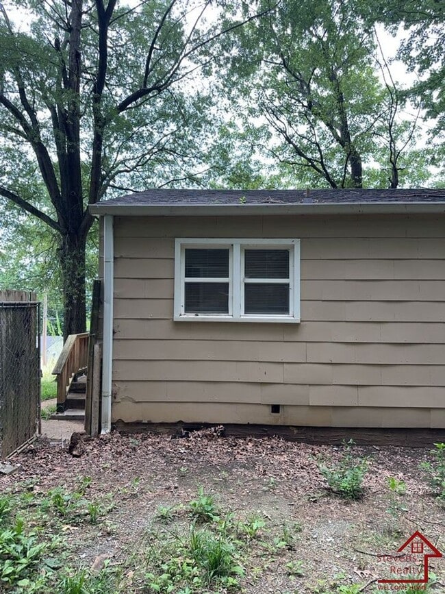 Photo - 712 Bronson St