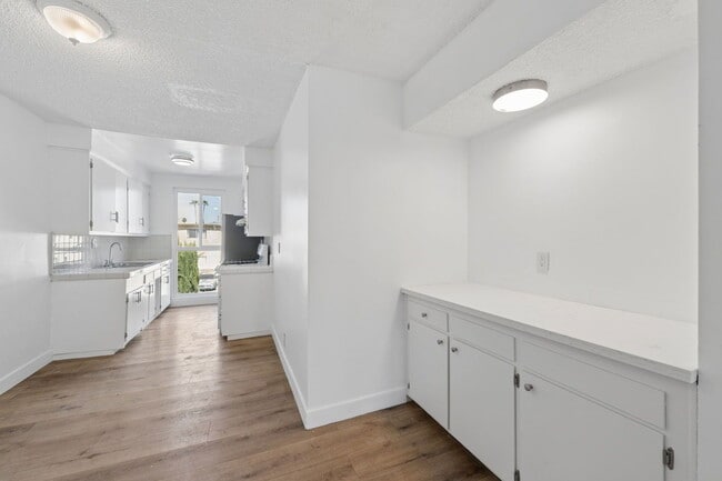 Building Photo - 6828 Fulton Ave Unit 6