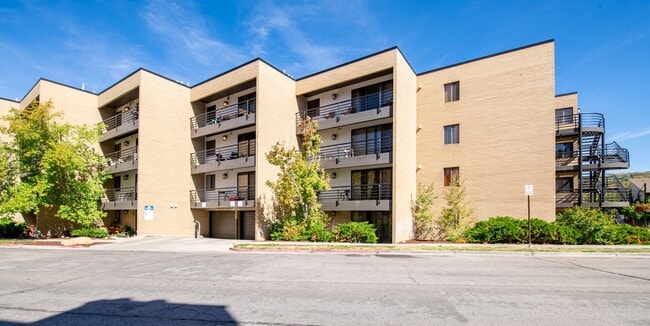 Building Photo - Conveniently Located Condo in Prospector S... Unit 313