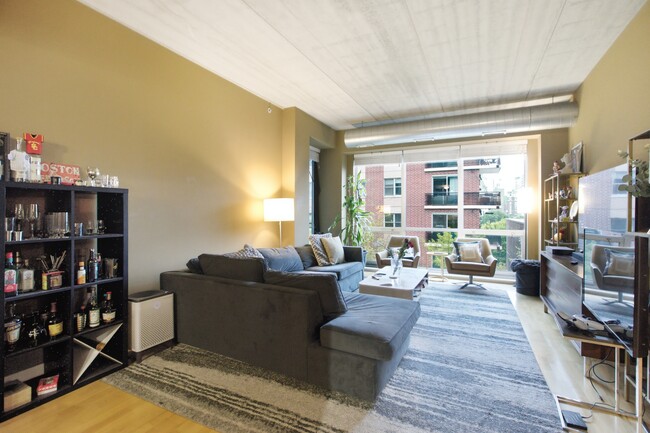 Building Photo - 845 N Kingsbury St Unit 2 bed 2 bath