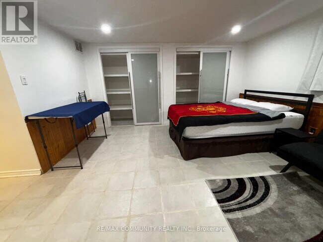 Photo - 537 Steeles Ave W