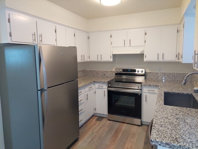 Photo - 2 Bedroom duplex with one car garage