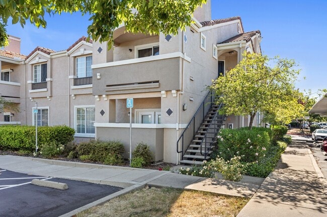 Building Photo - Gorgeous Condo in Folsom !