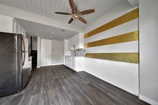 Photo - 28 Lakeway St