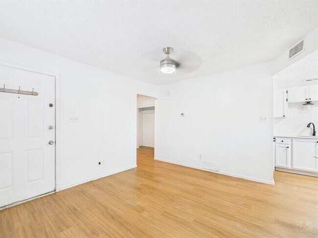 Photo - 2500 Burleson Rd Unidad 201