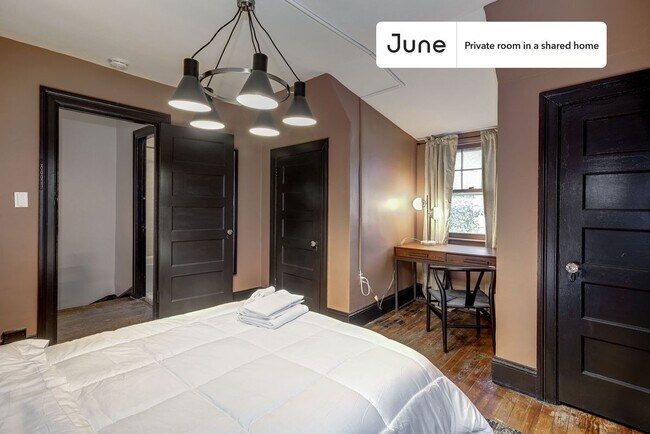 Room in Shared 7 bed/3.5 bath home in Woodley Park