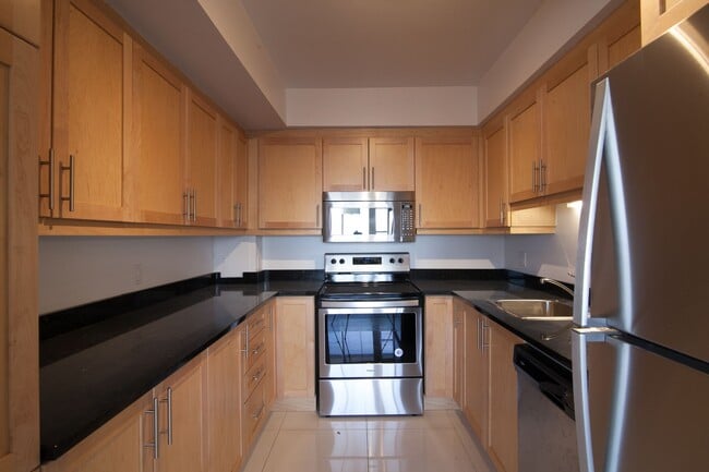 Building Photo - 3555 Chem. de la Côte-des-Neiges Unit 2012