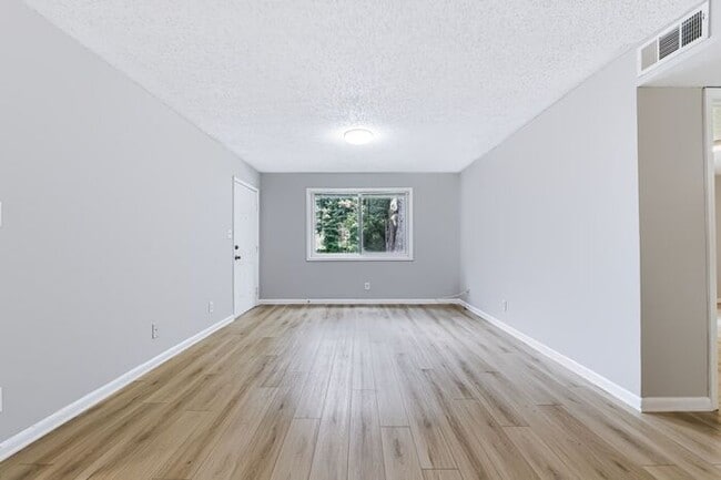 Building Photo - 1637 Line Cir