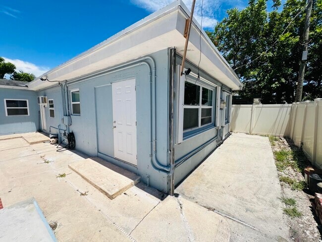 Building Photo - 1210 S D St Unit C Rental