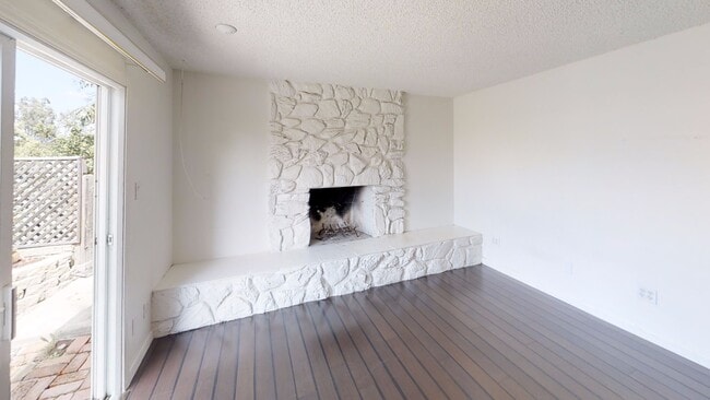 Photo - 5BD/2BA, Great Private Yard! (Lease out, p...