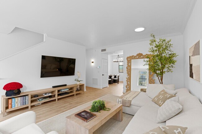 Photo - 687 Hibiscus St