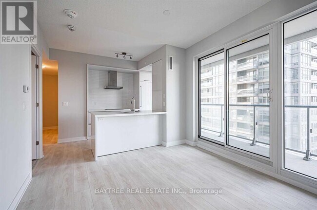 2221 Yonge St Unit 4008
