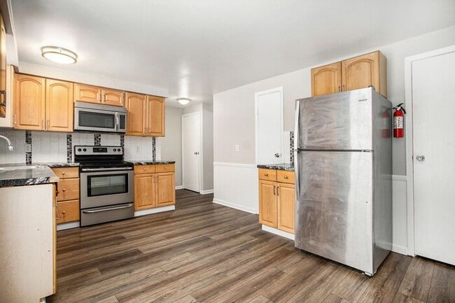 Photo - $1450- 3-Bed/1.5-Bath Town House Duplex, Basement, Garage, 1300 sq. ft. Attractive remodeled mode...