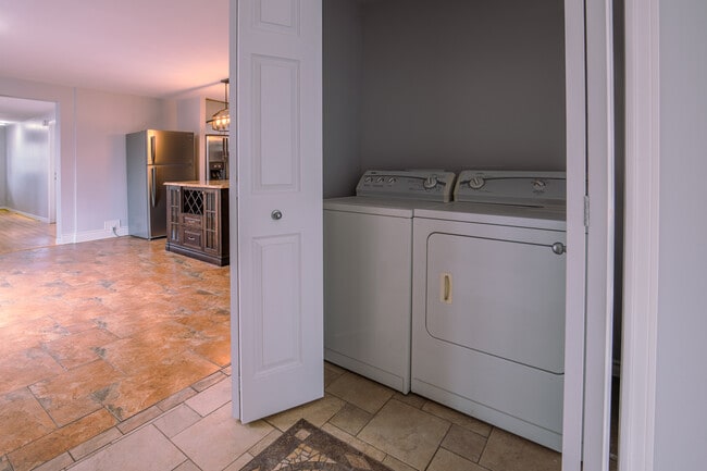 Photo - Furnished Private Room with Private washroom for Rent – All-Inclusive – Near Downtown Ottawa - He...