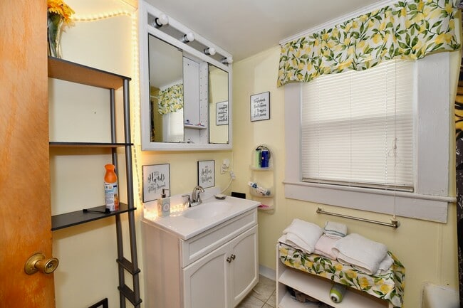 Photo - 1811 Main St