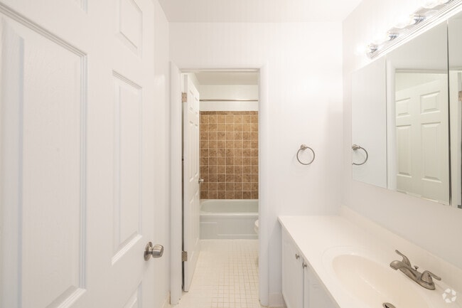 2BR, 1BA, 1/2BA 980SF