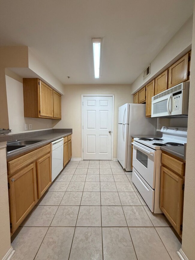 Building Photo - Spacious 1B/1B Unfurnished Condo near Beach in the Heart of Destin! Unit 330
