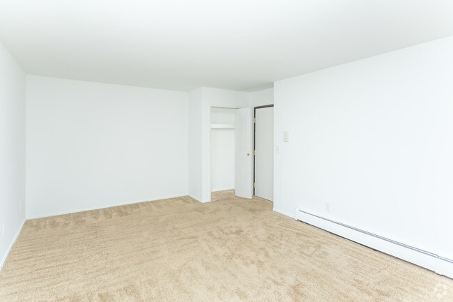 1BR, 1BA - 950 SF