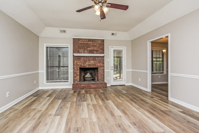 Photo - 5044 Brooksbank Cove S